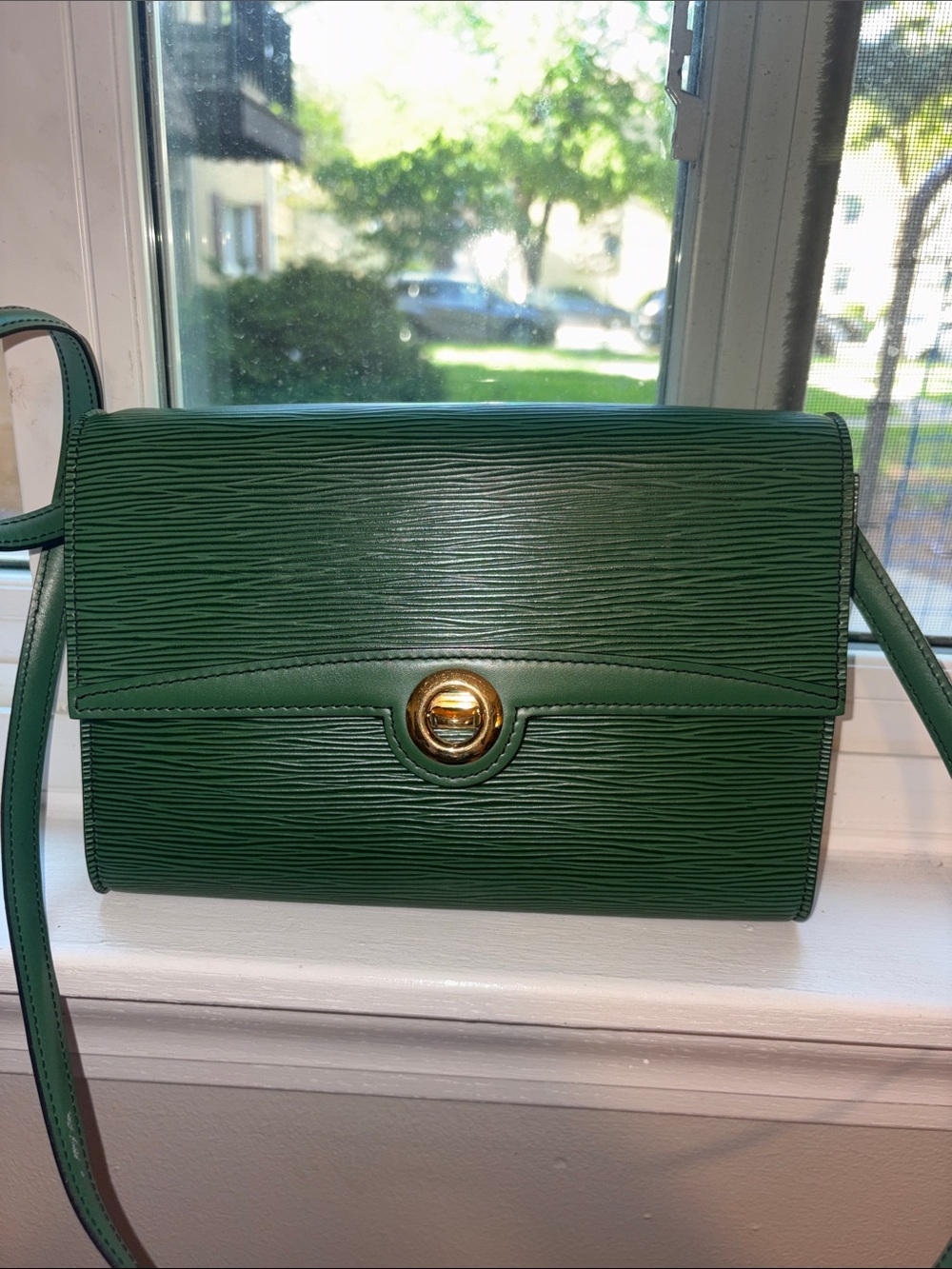 Louis Vuitton EPI Green Crossbody Bag with Gold Clasp. Comes with COA. In GUC - Picture 13 of 15